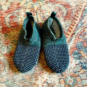 Bombas youth gripper slippers size Y1 (11-13 shoe)